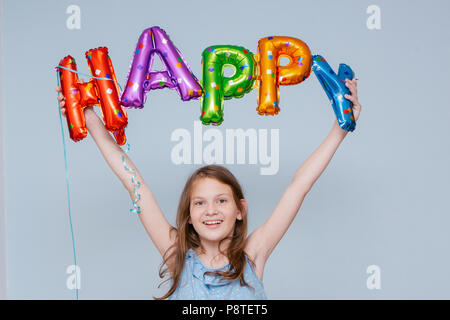 Fröhliches Mädchen mit Luftballons geburtstag Buchstaben Stockfoto