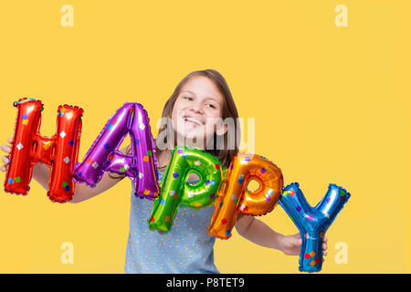 Fröhliches Mädchen mit Luftballons geburtstag Buchstaben Stockfoto