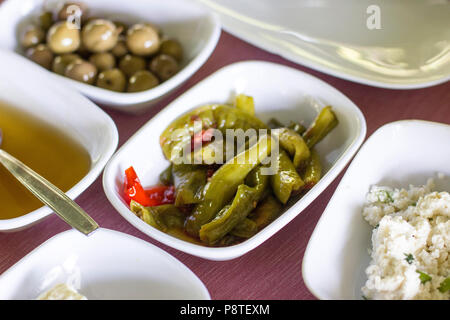 Türkischen Frühstück. Oliven, gebackene Paprikaschoten, Honig und Home-Cottage Käse gemacht Stockfoto