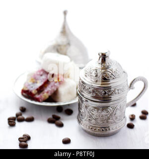 Türkischer Kaffee mit traditionellen türkischen Spezialitäten in einem silbernen Becher Stockfoto