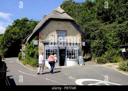 Godshill, Isle of Wight, Großbritannien. Juni 21, 2018. Drei ältere Urlauber auf dem Weg zu einem strohgedeckten Kaffee Zimmer im Dorf Godshill auf der Insel Stockfoto