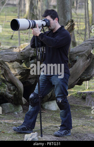 Wildlife Sportfotograf mit großen Teleobjektiv Stockfoto