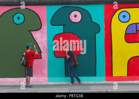 Berliner Mauer East Side Gallery bunte Wand Graffiti, Touristen Aufnehmen von Bildern Stockfoto