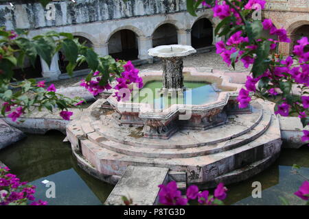 Riesige Innenhof Brunnen durch bouganvillia in einer spanischen Kolonialstadt in Guatemala gesehen Stockfoto