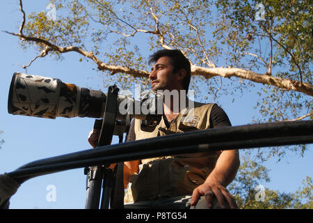 Naturfotograf mit riesigen Objektiv Wildlife Fotografie, vogel Fotograf, Sport Fotograf Stockfoto