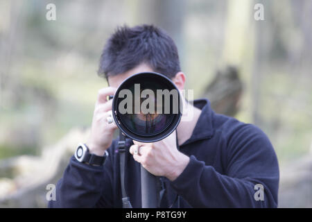 Naturfotograf mit riesigen Objektiv Wildlife Fotografie, vogel Fotograf, Sport Fotograf Stockfoto