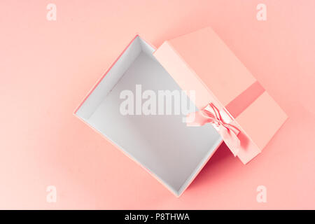 Ansicht von oben geöffnet Geschenkbox auf rosa Hintergrund Stockfoto