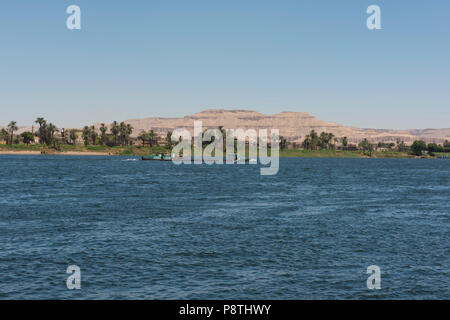 Alte traditionelle Barge Boot unterwegs auf der großen Breite Nil durch ländliche Landschaft Landschaft der West Bank suchen Stockfoto