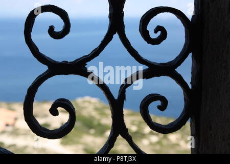 Schauen durch ein schmiedeeisernes Gitter Fenster auf einem Blick auf Cabrera Inseln Mallorca Stockfoto