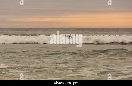 LA VEGA, Asturien, Spanien. 31. Mai, 2017: Surfer am Strand von La Vega, in der Dämmerung, in der Nähe von Llanes, Asturien, Spanien Stockfoto