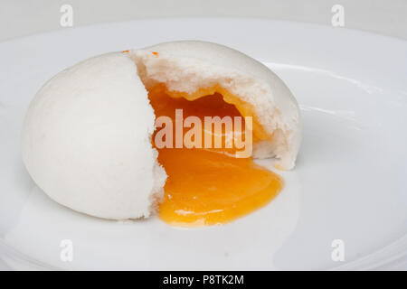 Gedämpfte Brötchen und süßen cremigen Material Stockfoto