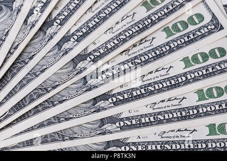 Hintergrund der Hundert Dollar amerikanische Banknoten arrangiert in einem Ventilator close-up. Stockfoto