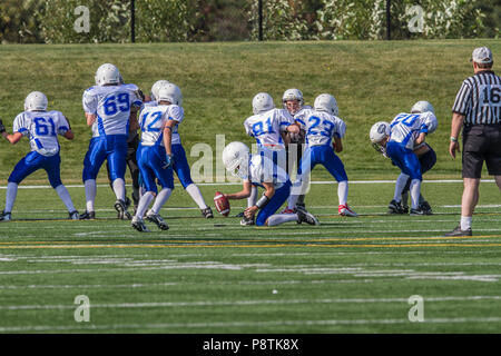 Dramatische, bunte Aktion Foto der Jungen Bantamfußball in Calgary, Alberta, Kanada Stockfoto