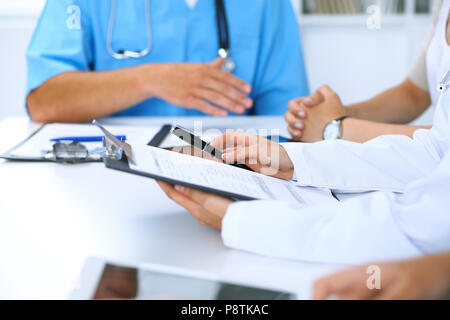 Gruppe von Ärzten diskutieren, Krankheiten und Behandlung in medizinischen Sitzung. Medizin Konzept. Stockfoto