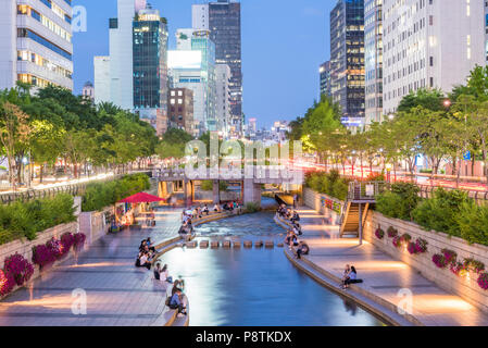 Menschen entspannend durch Cheong-Gyecheon stream im Zentrum von Seoul an einem sommerlichen Abend Stockfoto