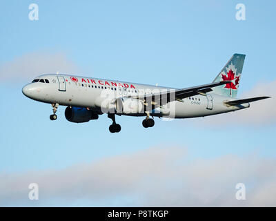 Air Canada Flugzeug Airbus A320 Single-Aisle-Jet Airliner auf kurze letzte Ansatz zur Landung auf dem internationalen Flughafen Vancouver Stockfoto