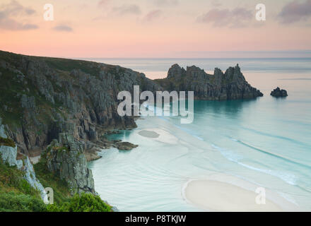 Strand in der Nähe von Vounder pedn Porthcurno in West Cornwall Stockfoto