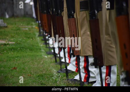 Srinagar, Kashmir. 13. Juli 2018. Jammu und Kaschmir Polizisten eine ehrenwache an Martyr's Friedhof in Srinagar. Juli 13 ist als Märtyrer' Tag in Erinnerung an den Tag beobachtet, wenn Hinduistische König der Region bestellt mehr als 20 kaschmirische Muslime in einem Angebot, einem Aufstand 1931, ausgeführt. Credit: SOPA Images Limited/Alamy leben Nachrichten Stockfoto