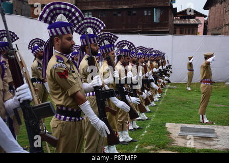 Srinagar, Kashmir. 13. Juli 2018. Jammu und Kaschmir Polizisten eine ehrenwache an Martyr's Friedhof in Srinagar. Juli 13 ist als Märtyrer' Tag in Erinnerung an den Tag beobachtet, wenn Hinduistische König der Region bestellt mehr als 20 kaschmirische Muslime in einem Angebot, einem Aufstand 1931, ausgeführt. Credit: SOPA Images Limited/Alamy leben Nachrichten Stockfoto