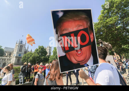 London, Großbritannien. 13. Juli 2018. Die Demonstranten mit Plakaten versammeln sich in Parliament Square als 18 Fuß helium Baby Trump Blimp gefüllt ist, die mit dem Besuch des amerikanischen Präsidenten Donald Trump nach Großbritannien Kreditkarte übereinstimmen: Amer ghazzal/Alamy Leben Nachrichten ausgesetzt Stockfoto