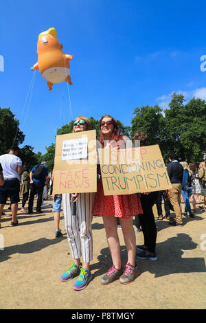 London, Großbritannien. 13. Juli 2018. Die Demonstranten mit Plakaten versammeln sich in Parliament Square als 18 Fuß helium Baby Trump Blimp gefüllt ist, die mit dem Besuch des amerikanischen Präsidenten Donald Trump nach Großbritannien Kreditkarte übereinstimmen: Amer ghazzal/Alamy Leben Nachrichten ausgesetzt Stockfoto