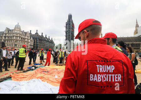 London, Großbritannien. 13. Juli 2018. Trump Babysitter ein 18 Fuß baby blimp Bildnis von Präsident Donald Trump in Parliament Square aufpumpen als Protest gegen den Besuch des amerikanischen Präsidenten in Großbritannien Quelle: Amer ghazzal/Alamy leben Nachrichten Stockfoto