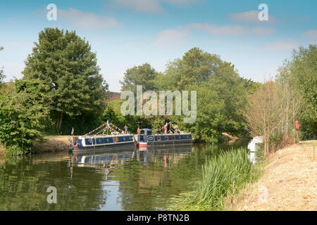 Bedford, England. 13. Juli 2018: Inhaber von zwei binnenschiffe Einrichten Flagge zeigt vor dem 40. River Festival auf den Fluss Ouse in Bedford, England. Martin Parker/Alamy leben Nachrichten Stockfoto