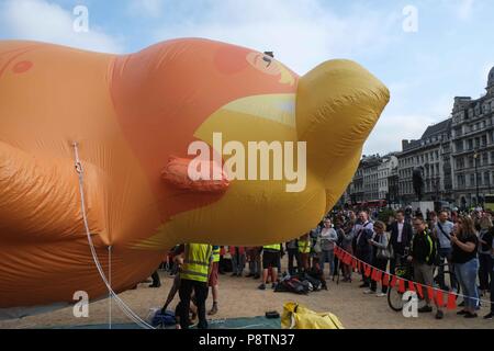 London, dem 13. Juli 2018: eine sechs Meter hohe Helium gefüllt Aufblasbare von Präsident Trumpf als Riese wütend orange Baby tragen eines nappie über Parliament Square von Aktivist angehoben wird seinen Besuch in Großbritannien protestiert dargestellt. Credit: Claire Doherty/Alamy leben Nachrichten Stockfoto