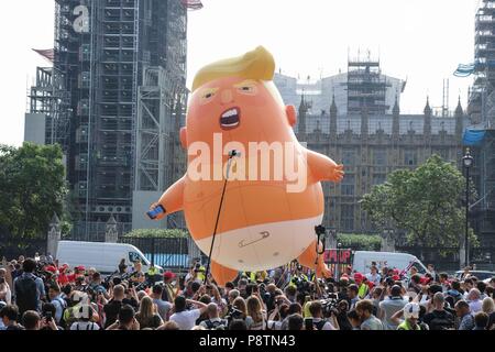 London, dem 13. Juli 2018: eine sechs Meter hohe Helium gefüllt Aufblasbare von Präsident Trumpf als Riese wütend orange Baby tragen eines nappie über Parliament Square von Aktivist angehoben wird seinen Besuch in Großbritannien protestiert dargestellt. Credit: Claire Doherty/Alamy leben Nachrichten Stockfoto