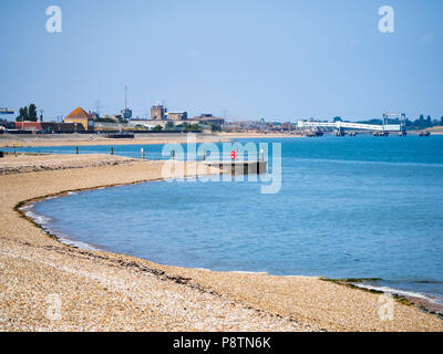 Sheerness, Kent, Großbritannien. 13. Juli 2018. UK Wetter: ein sonniger und warmer Tag in Sheerness, Kent. Im Bild: Sheerness Strand und Meer. Credit: James Bell/Alamy leben Nachrichten Stockfoto