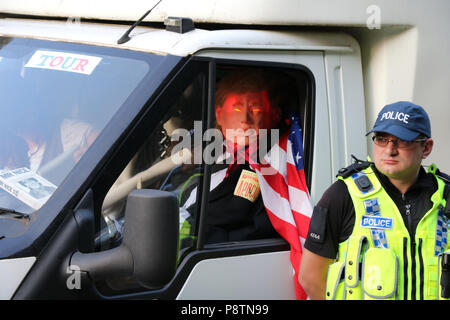 Woodstock, Großbritannien. 12. Juli 2018. Polizei Schutz eine gefälschte Trump Konvoi während der Stop Trump Protest an Blenheim Palace, Woodstock. England. Credit: Philippa McAllister/Alamy leben Nachrichten Stockfoto