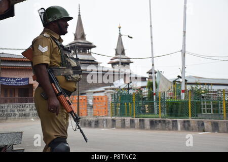 Juli 13, 2018 - Srinagar, Jammu und Kaschmir, Indien - Indische paramilitärische Soldaten Wache während der Ausgangssperre in Srinagar, Indisch kontrollierten Teil Kaschmirs am Freitag. Juli 13 ist als Märtyrer' Tag in Erinnerung an den Tag beobachtet, wenn Hinduistische König der Region bestellt mehr als 20 kaschmirische Muslime in einem Angebot, einem Aufstand 1931, ausgeführt. Regierung verhängt Ausgangssperre in Teile von Srinagar nach separatistischen Gruppen für März zu Märtyrer Friedhof in Erinnerung an den Tag am Freitag. Credit: Abbas Idrees/SOPA Images/ZUMA Draht/Alamy leben Nachrichten Stockfoto