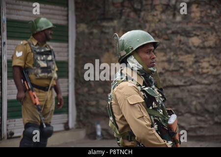 Juli 13, 2018 - Srinagar, Jammu und Kaschmir, Indien - Indische paramilitärische Soldaten Wache während der Ausgangssperre in Srinagar, Indisch kontrollierten Teil Kaschmirs am Freitag. Juli 13 ist als Märtyrer' Tag in Erinnerung an den Tag beobachtet, wenn Hinduistische König der Region bestellt mehr als 20 kaschmirische Muslime in einem Angebot, einem Aufstand 1931, ausgeführt. Regierung verhängt Ausgangssperre in Teile von Srinagar nach separatistischen Gruppen für März zu Märtyrer Friedhof in Erinnerung an den Tag am Freitag. Credit: Abbas Idrees/SOPA Images/ZUMA Draht/Alamy leben Nachrichten Stockfoto