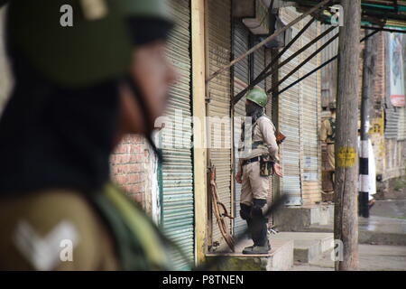 Juli 13, 2018 - Srinagar, Jammu und Kaschmir, Indien - Indische paramilitärische Soldaten Wache während der Ausgangssperre in Srinagar, Indisch kontrollierten Teil Kaschmirs am Freitag. Juli 13 ist als Märtyrer' Tag in Erinnerung an den Tag beobachtet, wenn Hinduistische König der Region bestellt mehr als 20 kaschmirische Muslime in einem Angebot, einem Aufstand 1931, ausgeführt. Regierung verhängt Ausgangssperre in Teile von Srinagar nach separatistischen Gruppen für März zu Märtyrer Friedhof in Erinnerung an den Tag am Freitag. Credit: Abbas Idrees/SOPA Images/ZUMA Draht/Alamy leben Nachrichten Stockfoto