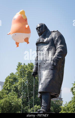 Das baby Trump Ballon über Parliament Square in London fliegen ist. Es ist Teil der Protest gegen die Trumpf Besuch in Großbritannien. Stockfoto