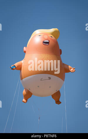 Das baby Trump Ballon über Parliament Square in London fliegen ist. Es ist Teil der Protest gegen die Trumpf Besuch in Großbritannien. Stockfoto