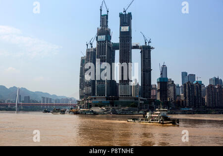 Chongqing, Chongqing, China, 13. Juli 2018. Unter dem Einfluss von heftigen Regenfällen und Zuflüsse, die Yangtze, Jialing und Fujiang Fluss offensichtlich Wasser steigende Prozess haben. Credit: Costfoto/Alamy leben Nachrichten Stockfoto