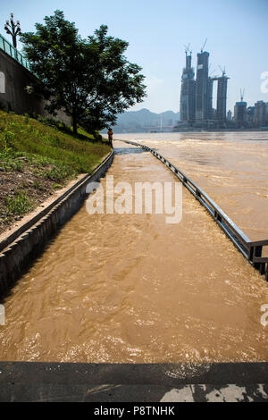 Chongqing, Chongqing, China, 13. Juli 2018. Unter dem Einfluss von heftigen Regenfällen und Zuflüsse, die Yangtze, Jialing und Fujiang Fluss offensichtlich Wasser steigende Prozess haben. Credit: Costfoto/Alamy leben Nachrichten Stockfoto