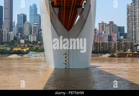 Chongqing, Chongqing, China, 13. Juli 2018. Unter dem Einfluss von heftigen Regenfällen und Zuflüsse, die Yangtze, Jialing und Fujiang Fluss offensichtlich Wasser steigende Prozess haben. Credit: Costfoto/Alamy leben Nachrichten Stockfoto