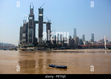 Chongqing, Chongqing, China, 13. Juli 2018. Unter dem Einfluss von heftigen Regenfällen und Zuflüsse, die Yangtze, Jialing und Fujiang Fluss offensichtlich Wasser steigende Prozess haben. Credit: Costfoto/Alamy leben Nachrichten Stockfoto