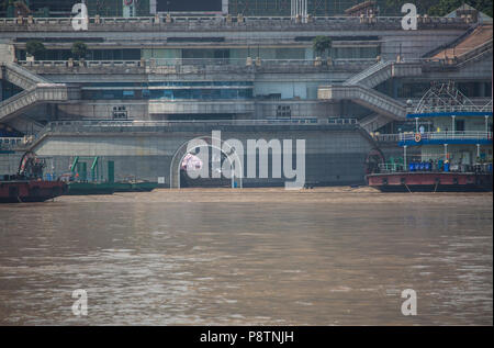 Chongqing, Chongqing, China, 13. Juli 2018. Unter dem Einfluss von heftigen Regenfällen und Zuflüsse, die Yangtze, Jialing und Fujiang Fluss offensichtlich Wasser steigende Prozess haben. Credit: Costfoto/Alamy leben Nachrichten Stockfoto