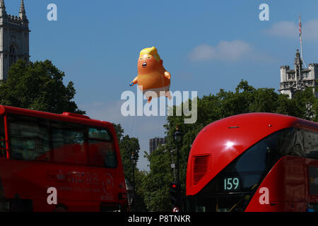 London, Großbritannien. 13. Juli 2018. Ein Donald Trump baby Blimp, mokiert sich der amerikanische Präsident, ist oben Westminster Square in London geflogen, als der Präsident der Vereinigten Staaten von Amerika nach London und hat Gespräche mit Premierminister Theresa May und Königin Elizabeth II. Donald Trump baby blimp Protest, London, am 13. Juli 2018. Credit: Paul Marriott/Alamy leben Nachrichten Stockfoto