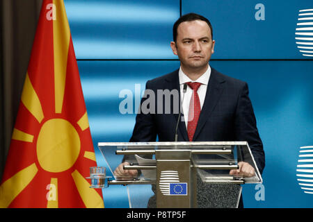 Brüssel, Belgien. 13. Juli 2018. Der stellvertretende Ministerpräsident von Mazedonien Bujard Osmani spricht mit Reportern während einer Pressekonferenz am 13. Juli 2018 in Brüssel, Belgien, Credit: ALEXANDROS MICHAILIDIS/Alamy leben Nachrichten Stockfoto