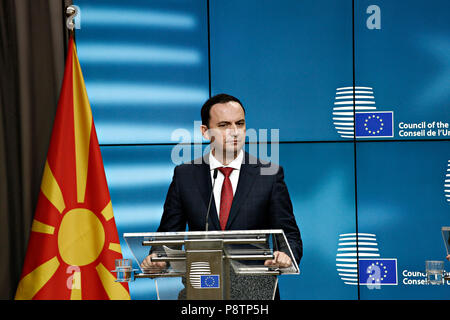 Brüssel, Belgien. 13. Juli 2018. Der stellvertretende Ministerpräsident von Mazedonien Bujard Osmani spricht mit Reportern während einer Pressekonferenz am 13. Juli 2018 in Brüssel, Belgien, Credit: ALEXANDROS MICHAILIDIS/Alamy leben Nachrichten Stockfoto