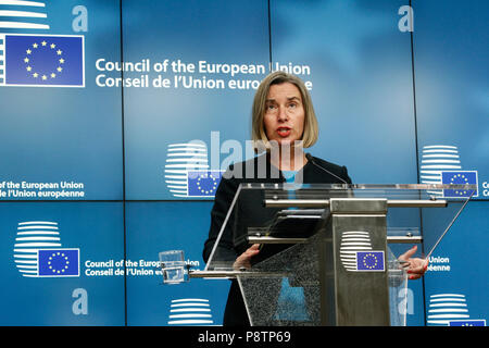 Brüssel, Belgien. 13. Juli 2018. EU-Kommissar Federica Mogherini spricht mit Reportern während einer Pressekonferenz am 13. Juli 2018 in Brüssel, Belgien, Credit: ALEXANDROS MICHAILIDIS/Alamy leben Nachrichten Stockfoto