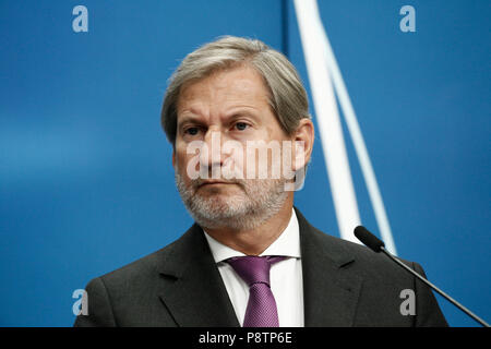 Brüssel, Belgien. 13. Juli 2018. EU-Kommissar Johannes Hahn halten eine Pressekonferenz im Rahmen einer Pressekonferenz am 13. Juli 2018 in Brüssel, Belgien, Credit: ALEXANDROS MICHAILIDIS/Alamy leben Nachrichten Stockfoto