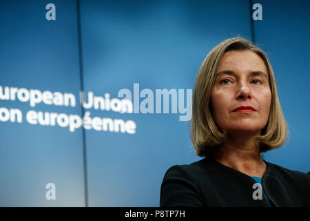 Brüssel, Belgien. 13. Juli 2018. EU-Kommissar Federica Mogherini spricht mit Reportern während einer Pressekonferenz am 13. Juli 2018 in Brüssel, Belgien, Credit: ALEXANDROS MICHAILIDIS/Alamy leben Nachrichten Stockfoto