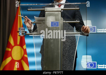 Brüssel, Belgien. 13. Juli 2018. Der stellvertretende Ministerpräsident von Mazedonien Bujard Osmani spricht mit Reportern während einer Pressekonferenz am 13. Juli 2018 in Brüssel, Belgien, Credit: ALEXANDROS MICHAILIDIS/Alamy leben Nachrichten Stockfoto