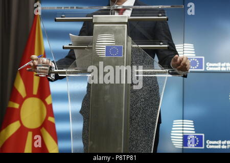 Brüssel, Belgien. 13. Juli 2018. Der stellvertretende Ministerpräsident von Mazedonien Bujard Osmani spricht mit Reportern während einer Pressekonferenz am 13. Juli 2018 in Brüssel, Belgien, Credit: ALEXANDROS MICHAILIDIS/Alamy leben Nachrichten Stockfoto