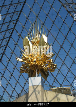 Paris, Frankreich. 12. Juli 2018. Die Skulptur "Thron" von japanischen Künstler Kohei Nawa im Louvre. Die riesige Skulptur "Thron" genannt und ist über 14 Meter hoch, wiegt 3 Tonnen und strahlt Golden unter der Pyramide des Pariser Louvre. - Keine LEITUNG SERVICE-Credit: Sabine Glaubitz/dpa/Alamy leben Nachrichten Stockfoto